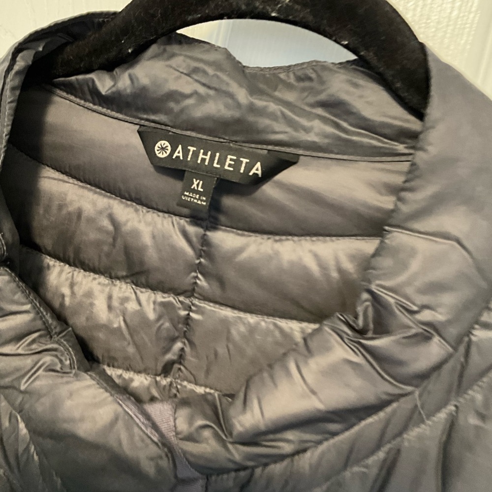 ATHLETA Downkind Silver Bells Snap Front Lightweight Quilted Puffer Jacket - Picture 4 of 7